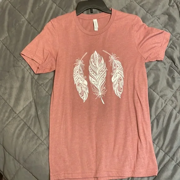 Graphic T-Shirt 🪶 - Picture 1 of 5